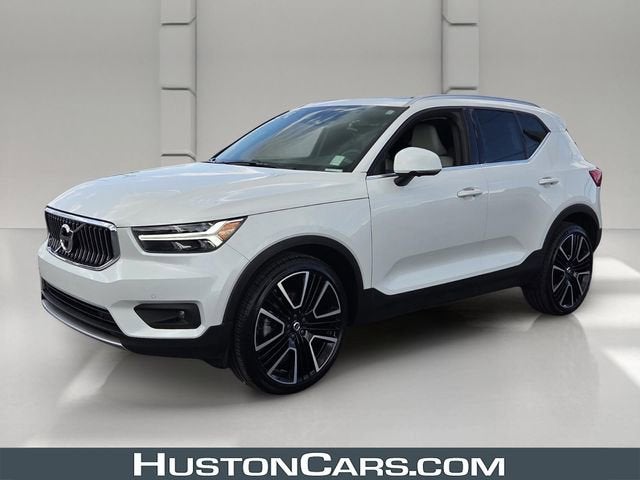 2022 Volvo XC40 Inscription in White — front three-quarter view