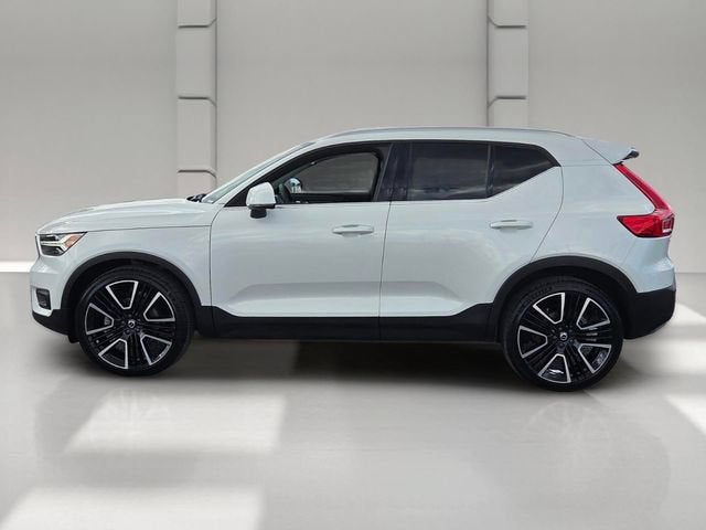2022 Volvo XC40 — side profile view