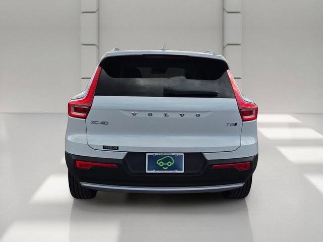 2022 Volvo XC40 — interior view